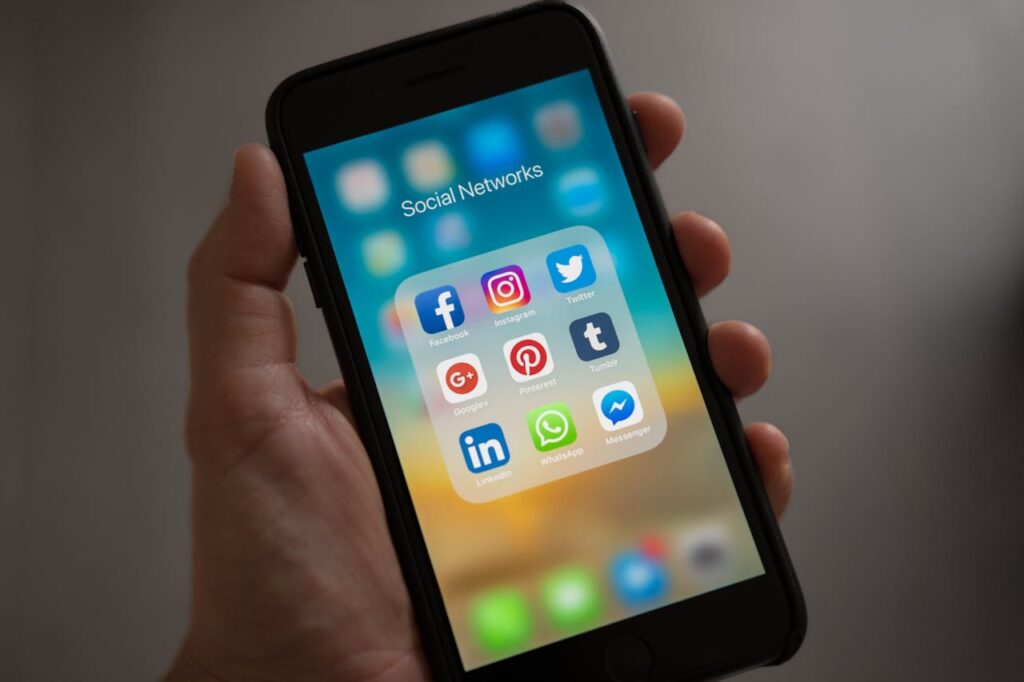Kto kreuje wizerunek aktorów w social mediach?